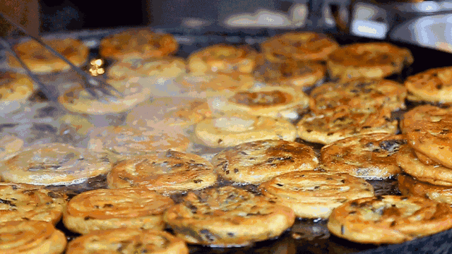 不愧是"美食之都",为了这口葱香四溢的饼,我竟然排队一小时!