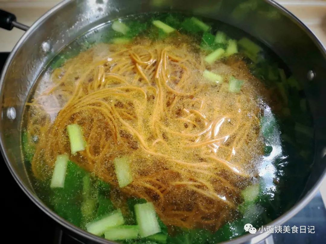 天凉了，就爱吃这饭，10分钟做好，一碗下肚又香又饱，营养好消化！