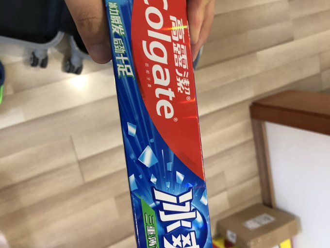高露洁牙膏