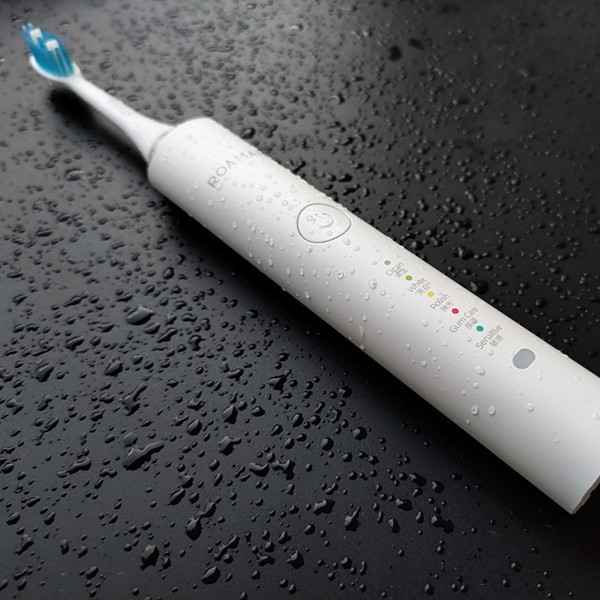 两种刷头，五种洁齿模式，中规中矩的电动牙刷——罗曼E7体验