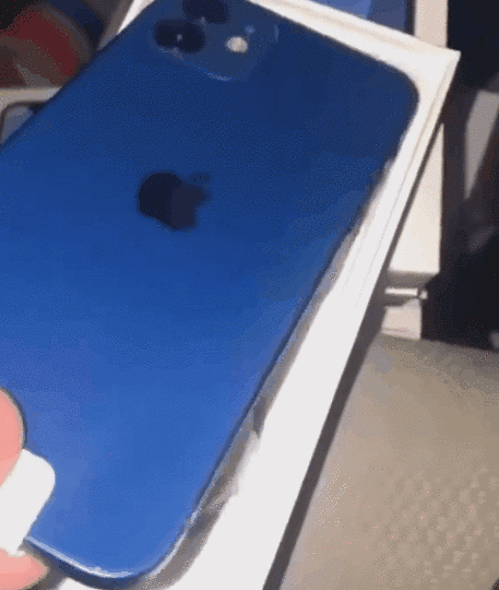 纯平中框抢眼：国行 iPhone 12 蓝色真机开箱视频曝光