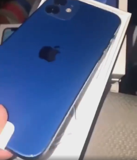 纯平中框抢眼：国行 iPhone 12 蓝色真机开箱视频曝光