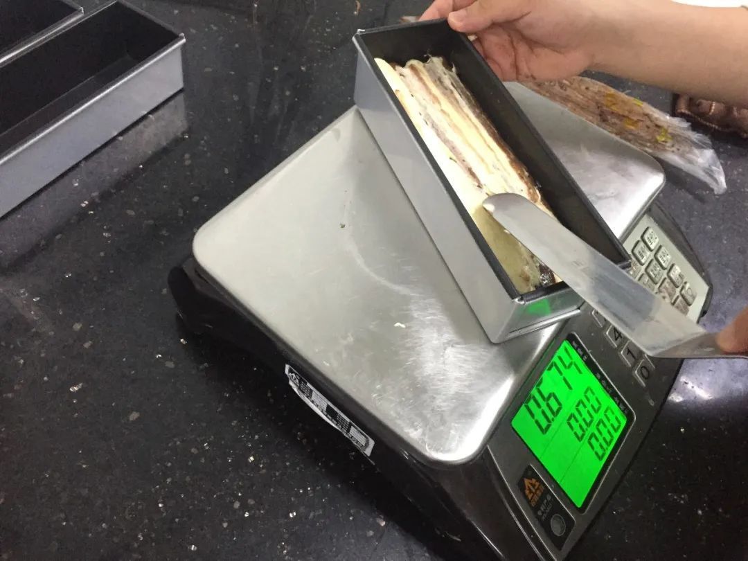 性感的豹纹磅蛋糕来袭，一丝苦味的混搭香蕉的甜蜜创造新时代经典。