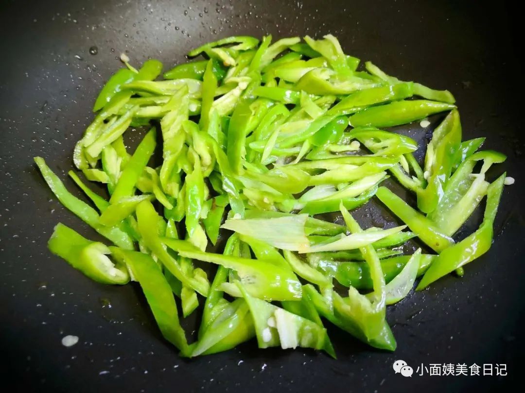 秋季,孩子宁可不吃肉,也想吃这菜,比吃肉过瘾,三两下吃光一盘 !