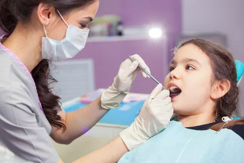 孩子乳牙反颌（“地包天”）真的不用管吗？几岁矫正才能避免坑娃？