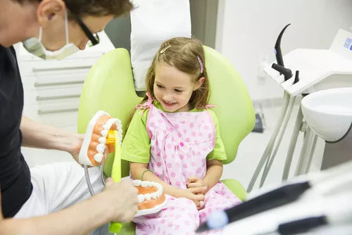 孩子乳牙反颌（“地包天”）真的不用管吗？几岁矫正才能避免坑娃？