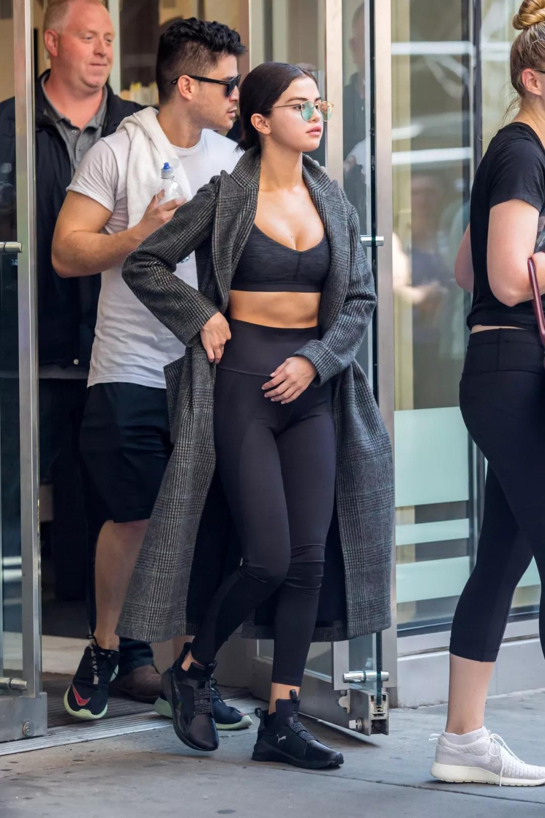 “傻脸”Selena首登中国时尚杂志封面,可爱在性感面前不值一提