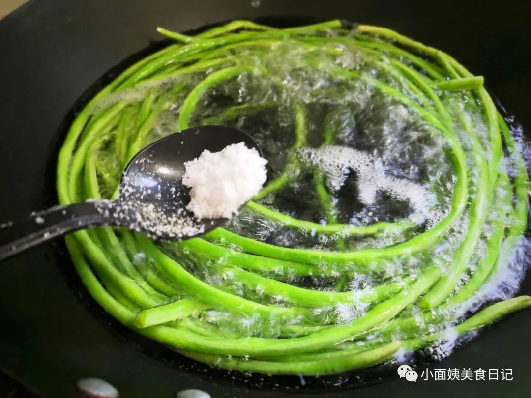 入冬后,这菜正当季,2元钱买1捆,卷一卷给孩子做零食外酥里嫩!