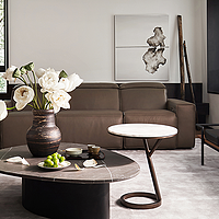 装修经验 篇七：你家客厅还是沙发+茶几？早过时了，现在流行这样装！