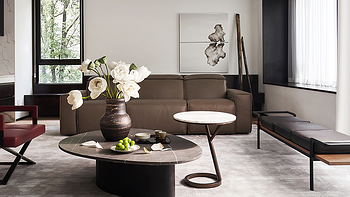 装修经验 篇七：你家客厅还是沙发+茶几？早过时了，现在流行这样装！ 