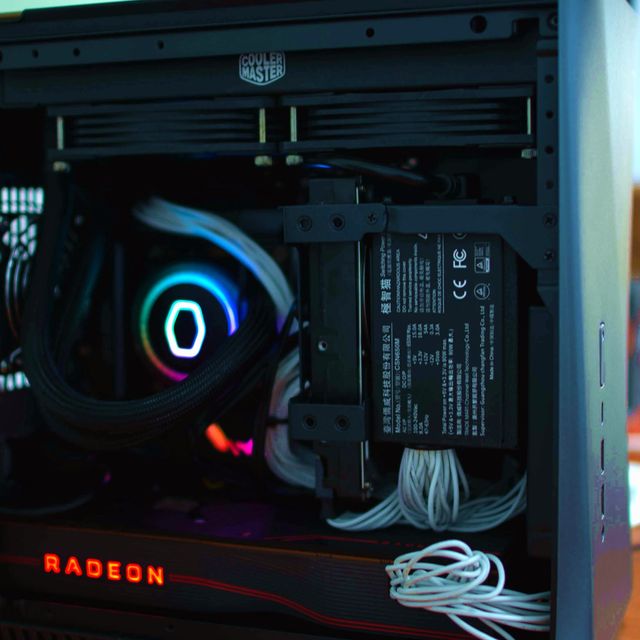 用极致猫装了一台分型工艺的Era,SFX+非模组硅胶线是ITX非侧透的另一个选择