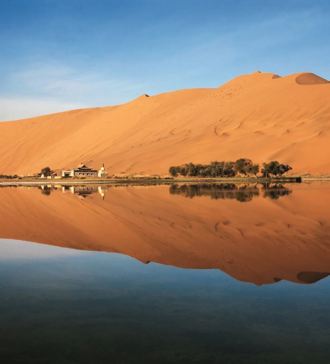 今日的苏泊淖尔,毗邻着东侧的巴丹吉林沙漠.