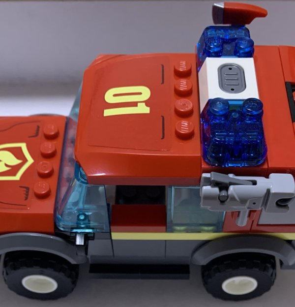 包装精美:这套乐高60215城市消防局包含一辆消防指挥车,以及消防局