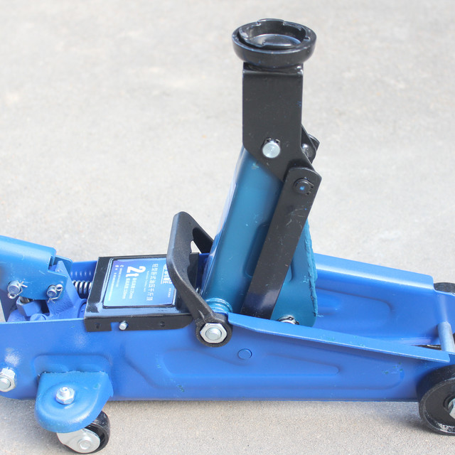 保养没有那么难，没有地沟怎么办？——嗯，我买了台千斤顶！