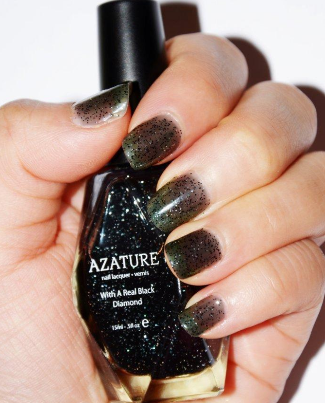 如果你买了这瓶指甲油就能够享受到2个服务,一个是azature大师给你