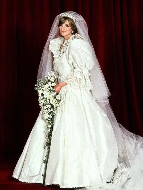 《王冠4》还原1981年梦幻婚纱，黛安娜王妃颜值衣品皆一流