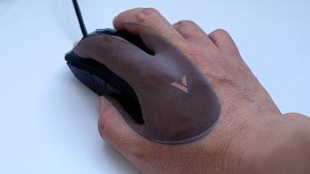雷柏V30幻彩RGB游戏鼠标体验：曲线饱满，手感舒适