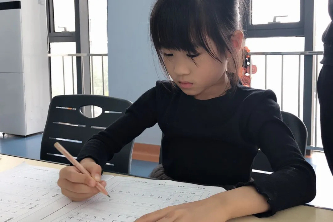 五六岁准备要写字的娃，从第1天起就要注意握笔姿势！（附正确握笔姿势图）