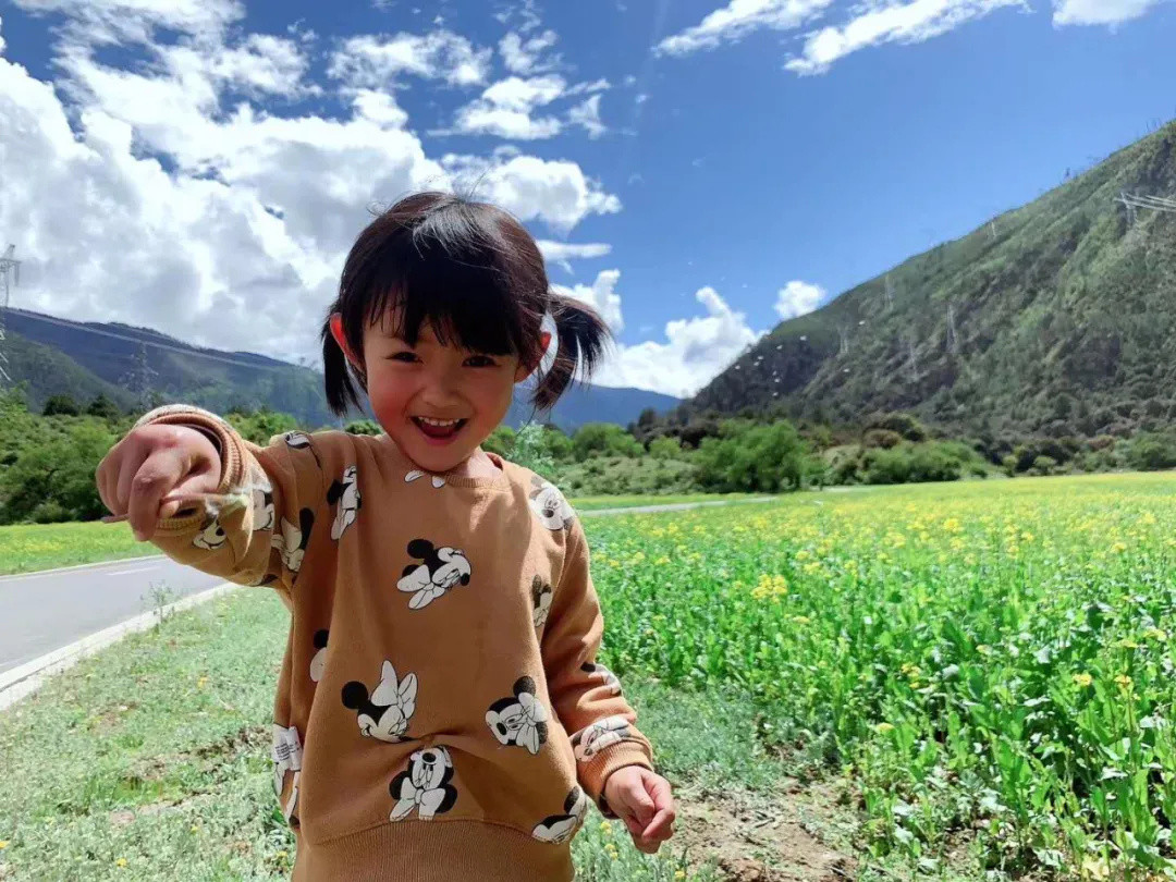 当世界在小心“保护”孩子时，他却带着4岁女儿，从东莞骑行到了西藏