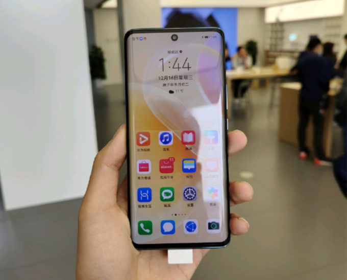 华为nova8真机曝光双曲面中置挖孔屏搭麒麟985支持66w快充