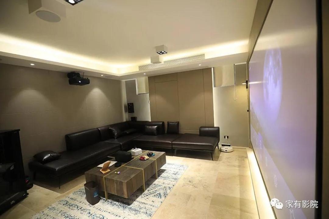玩街机的男孩把家庭影院建在了酒吧中!再弄个大花园养上两只猫