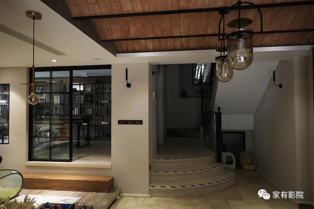 玩街机的男孩把家庭影院建在了酒吧中!再弄个大花园养上两只猫