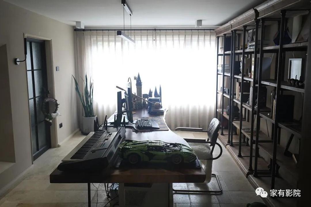 玩街机的男孩把家庭影院建在了酒吧中!再弄个大花园养上两只猫