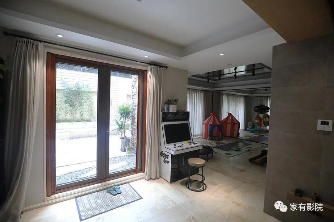 玩街机的男孩把家庭影院建在了酒吧中!再弄个大花园养上两只猫