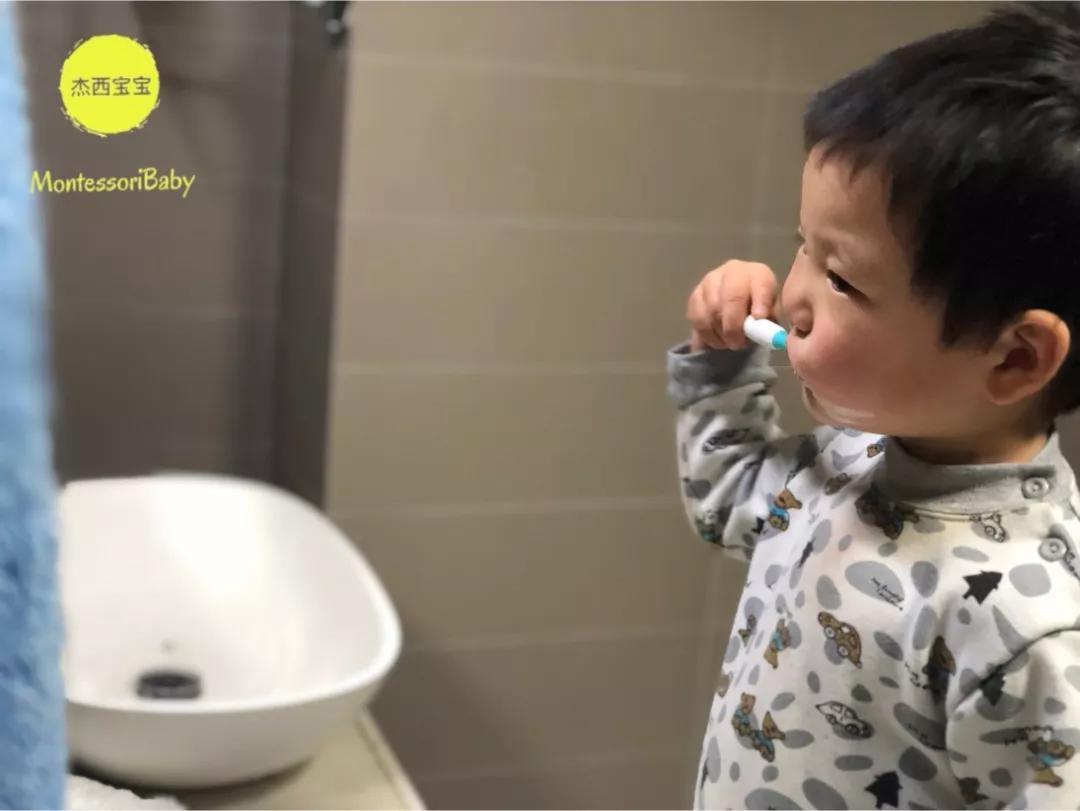 新手爸妈必看,18-36个月宝宝的独立如厕洗漱穿衣服全攻略