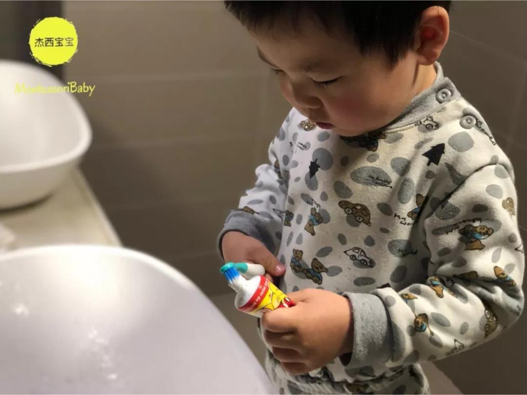 新手爸妈必看,18-36个月宝宝的独立如厕洗漱穿衣服全攻略