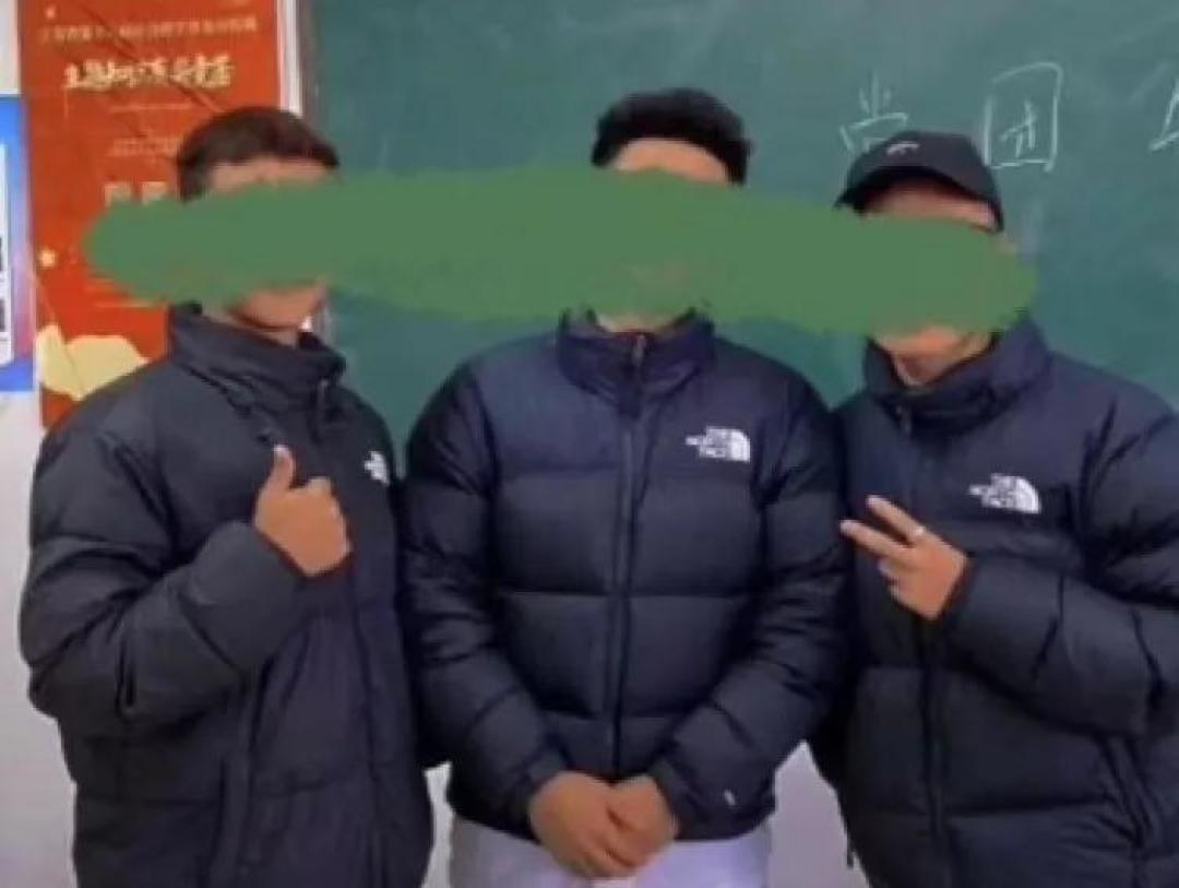 “北面”是怎么变成当代大学生校服的？