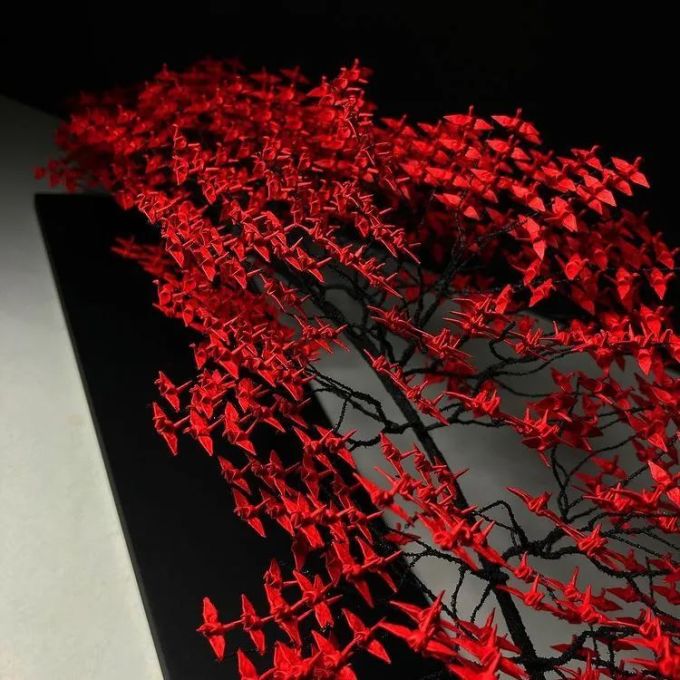 用1厘米的纸折千纸鹤这位日本小哥把千纸鹤做成了一棵棵纸鹤树背后的