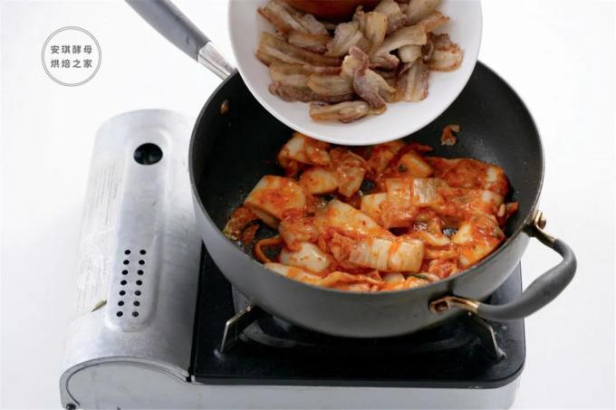 冬天离不开的大白菜,这么做比肉还香!一个人干完一锅饭!