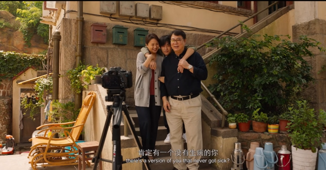 马小远的父亲老马(夏雨 饰),没个正型,老大不小了还幼稚地变魔术,玩"