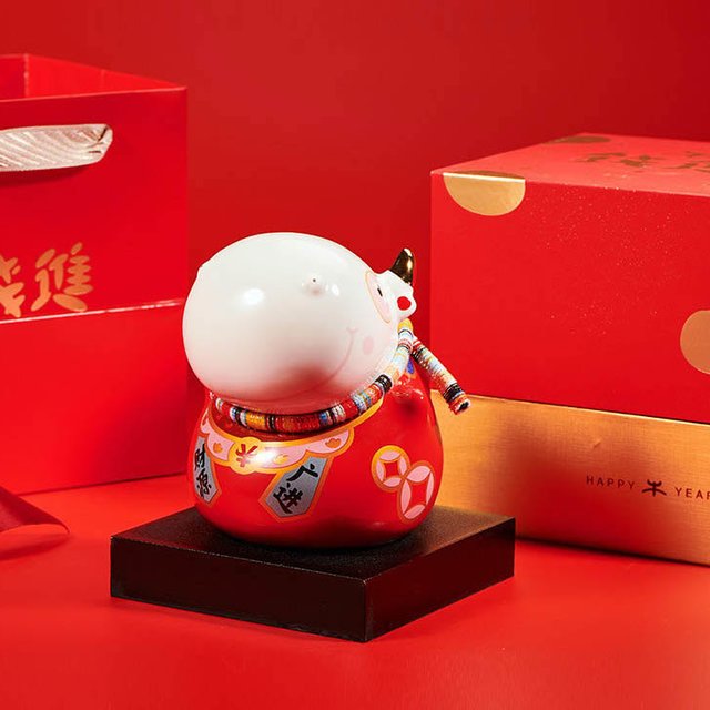 一只招财纳福的“钱进牛”，这个储钱罐摆件完全长在了我审美点上！