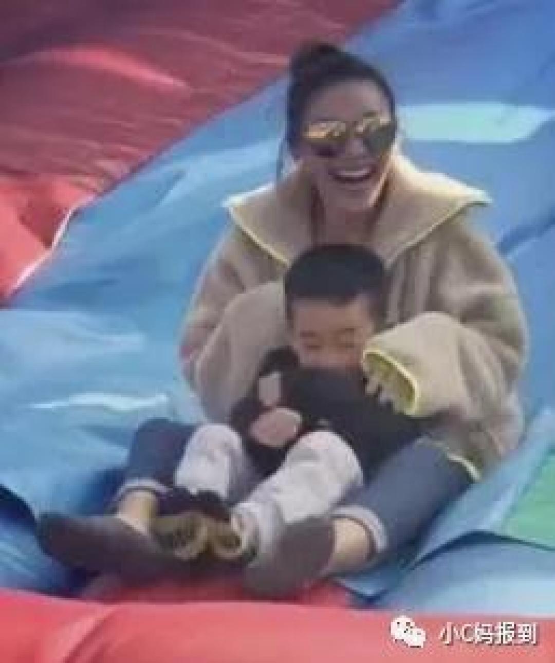妈妈抱着一岁半宝宝滑滑梯,突然“啪”的一声孩子腿断了,这些危险你想像不到