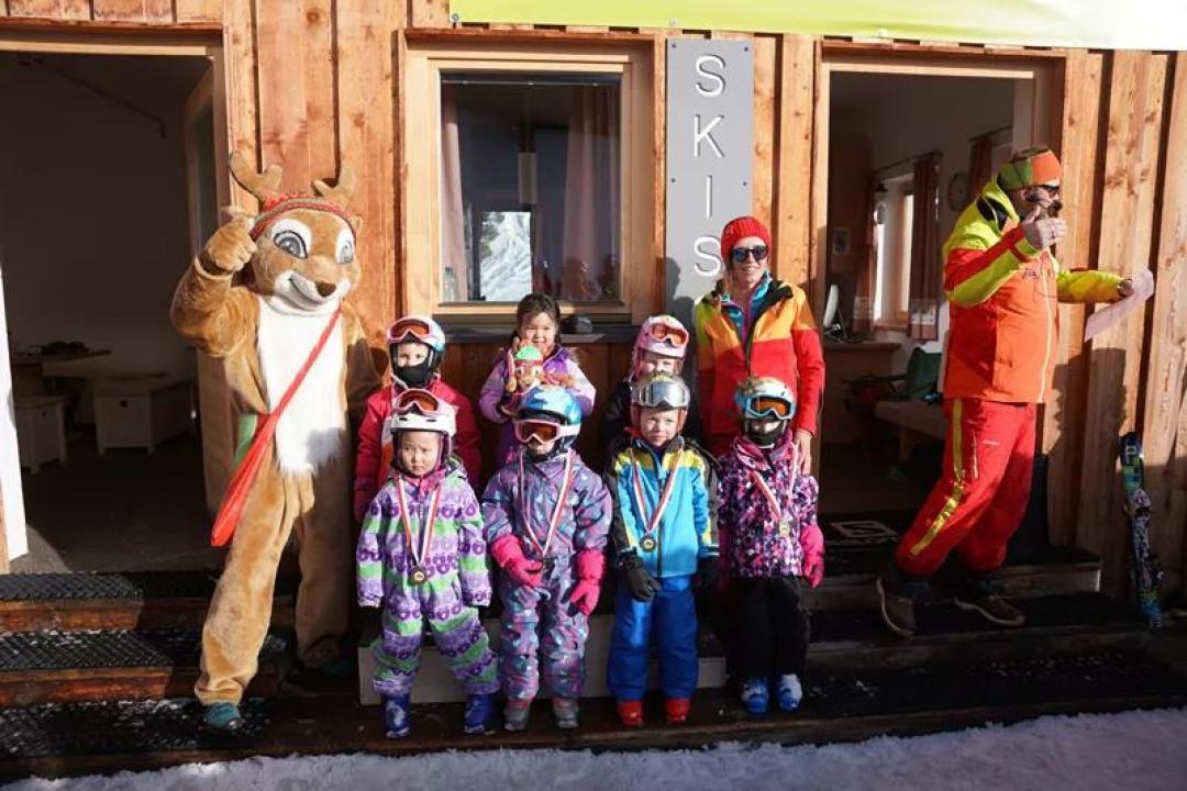 生娃57天上雪场，我带孩子全球滑雪8年的心得