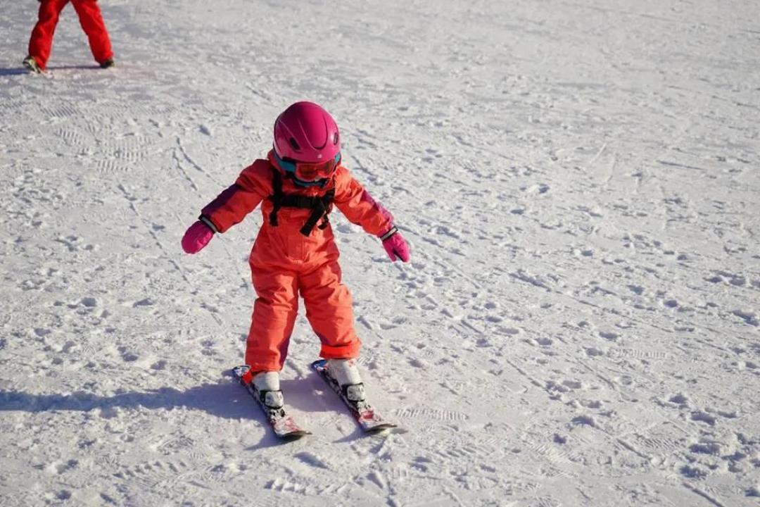 生娃57天上雪场，我带孩子全球滑雪8年的心得