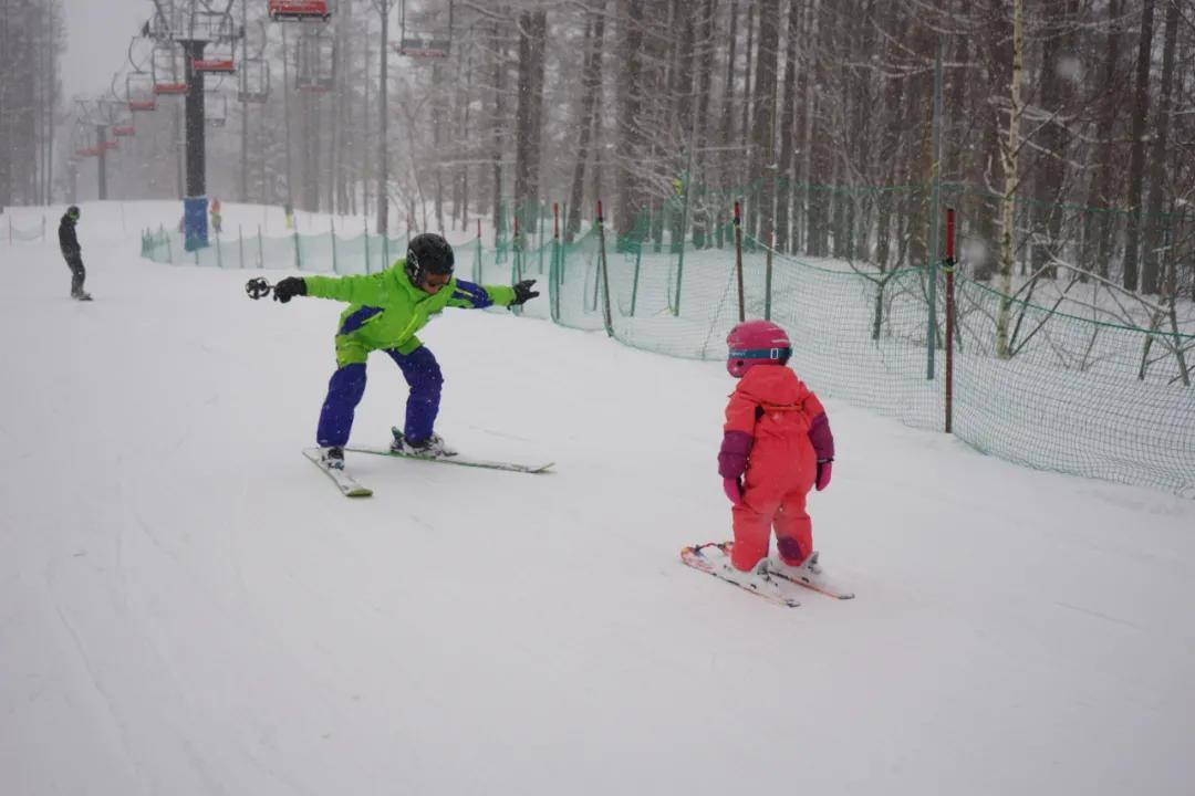 生娃57天上雪场，我带孩子全球滑雪8年的心得