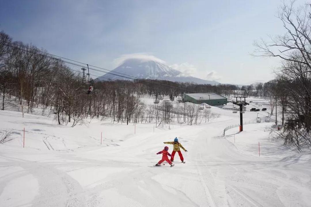 生娃57天上雪场，我带孩子全球滑雪8年的心得