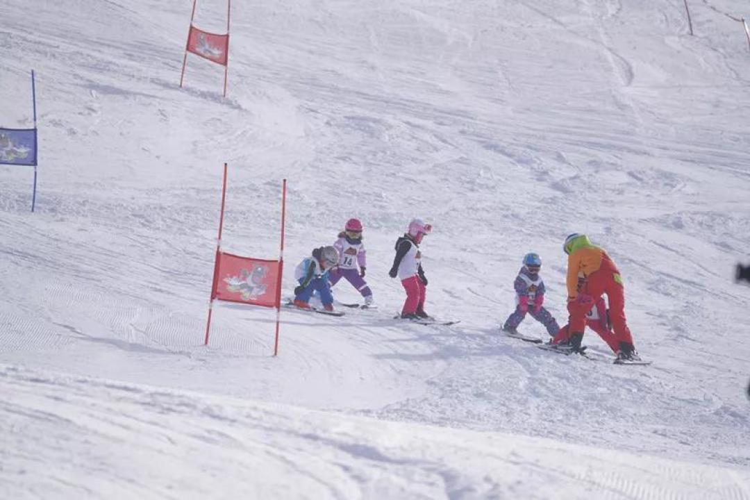 生娃57天上雪场，我带孩子全球滑雪8年的心得