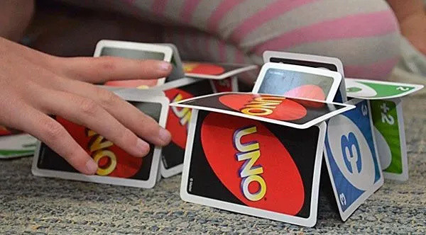 大人玩的UNO纸牌，可以演变许多和宝宝玩的游戏！数学启蒙、颜色认知，超有趣！