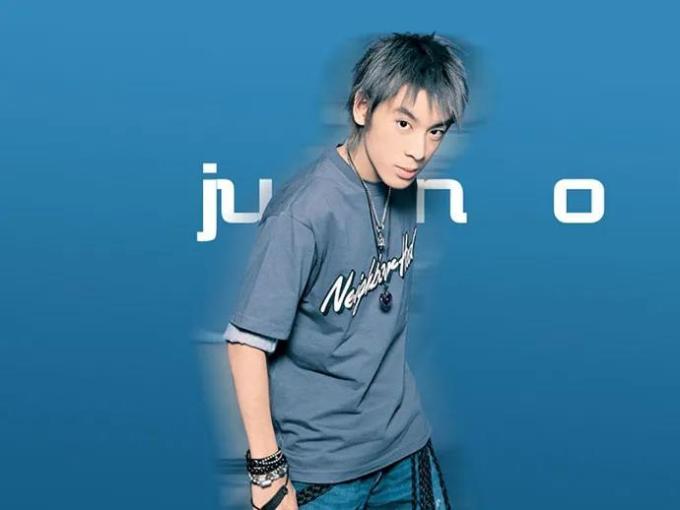 从潮童到先锋玩家,麦浚龙20年时尚穿搭史!