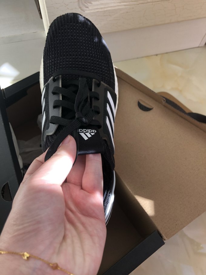 阿迪达斯跑鞋