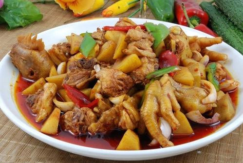 大盘鸡凭啥代表新疆菜？