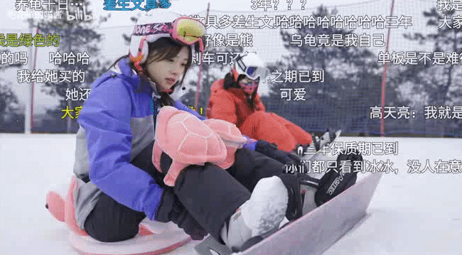 东北人王冰冰首次挑战单板滑雪,网友:连摔倒的样子都很甜