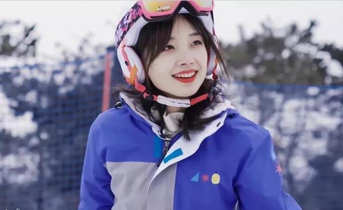 东北人王冰冰首次挑战单板滑雪,网友:连摔倒的样子都很甜