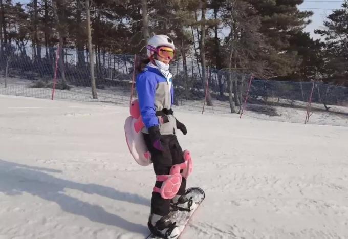 东北人王冰冰首次挑战单板滑雪,网友:连摔倒的样子都很甜