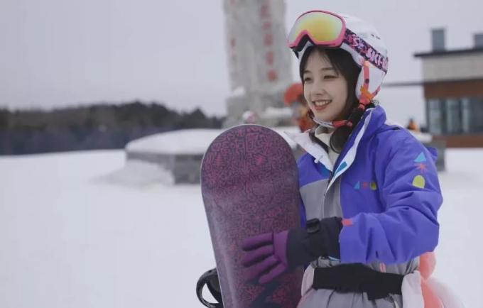 东北人王冰冰首次挑战单板滑雪,网友:连摔倒的样子都很甜