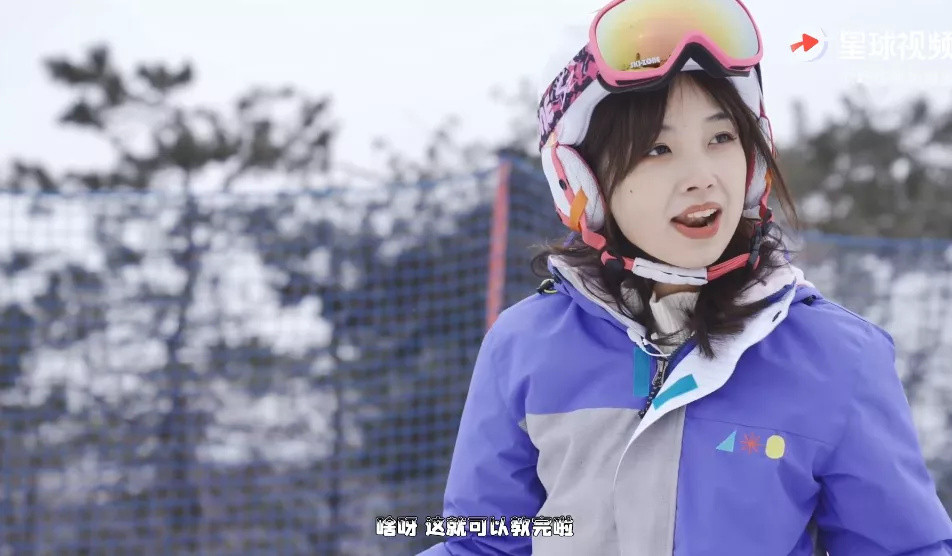东北人王冰冰首次挑战单板滑雪，网友：连摔倒的样子都很甜